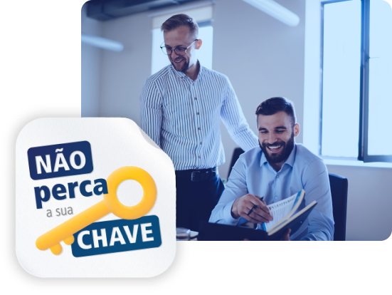 Logo da Campanha 'Não perca a sua chave' + 
                                Imagem de dois homens um do lado do outro. O homem da direita está sorrindo em pé 
                                vestindo uma blusa social de manga longa listrada de fundo branco com listras verticais 
                                escuras, calça social escura e cinto. Ele é branco, usa óculos, tem cabelo curto loiro 
                                escuro e barba curta. O homem da esquerda está sentado sorrindo vestindo uma blusa social 
                                de manga longa azul. Ele é branco, tem cabelo escuro preto e barba fechada preta. 
                                Ele está com uma caneta entre os dedos e folheia um caderno.